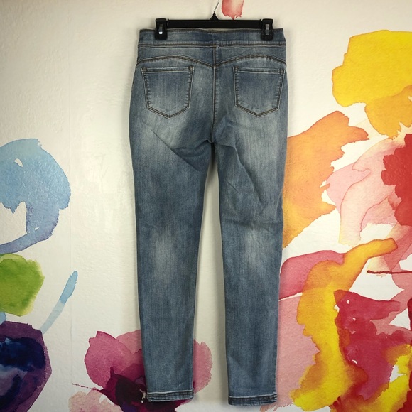 Coco + Carmen Light Denim Distressed - Picture 7 of 7